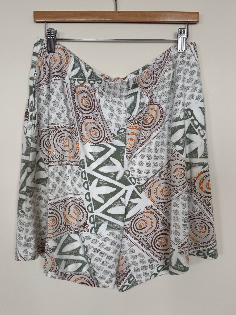 Vintage 90’s Printed Casual Shorts Green and White Size Large Tribal Gold Spirit